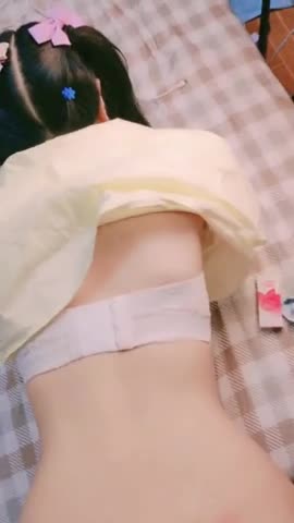 无毛嫩穴双马尾萝莉萌妹纸脱下内裤随意玩弄,第一视角JJ摩擦正面插入,腰细圆润屁股进进出出呻吟娇喘<script src=